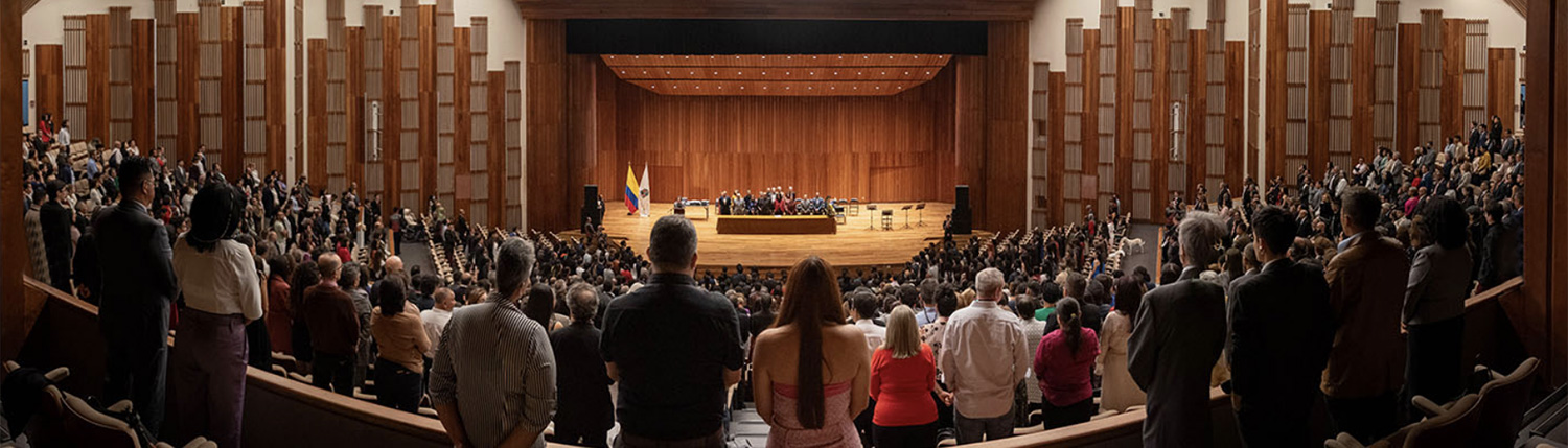 [Artículo Agencia UNAL] En el Auditorio León de Greiff se gradúan nuevos profesionales y posgraduados de la UNAL